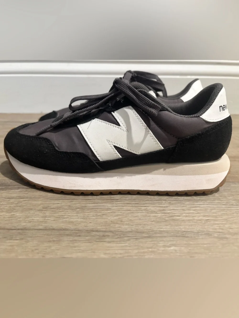 New Balance 237 Black, White & Gray Classic Trainer - Picture 1 of 6